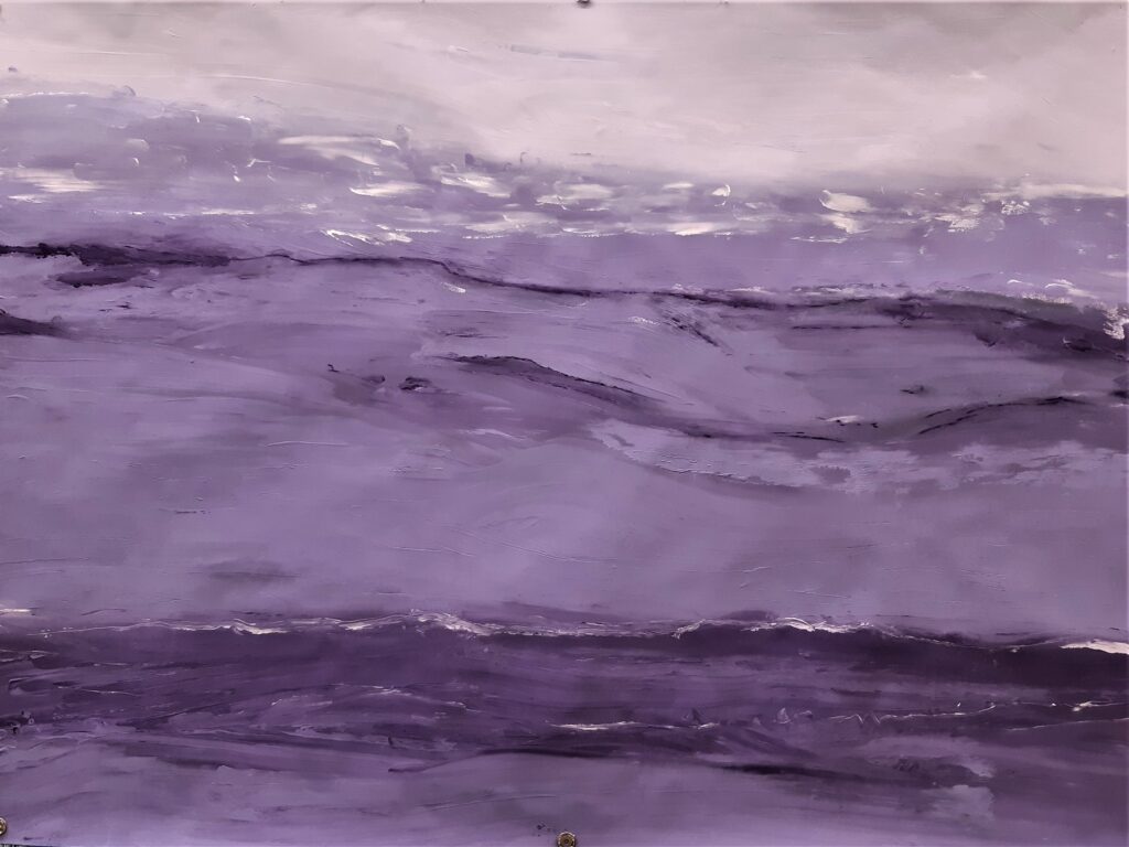 Gemaltes Bild in Violett von einer Landschaft ist zu sehen.