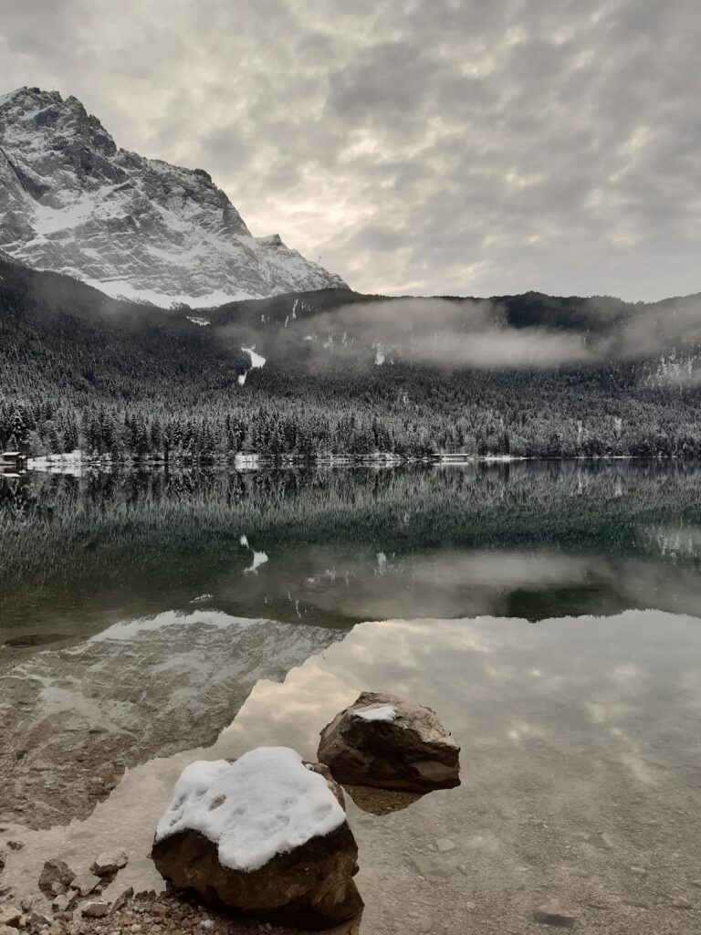 Winterlandschaft in den Bergen mit Blick auf See und Zugspitze