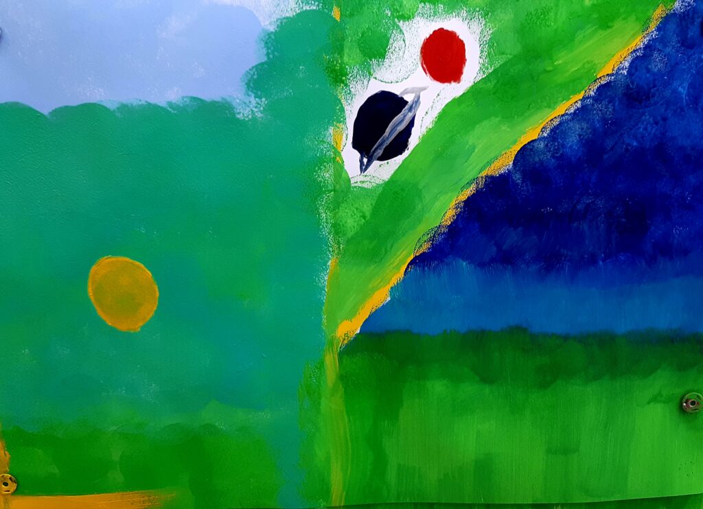 Abstraktes Bild in den Farben Grün,Blau, Gelb mit rotem Punkt und Saturn darauf gemalt.